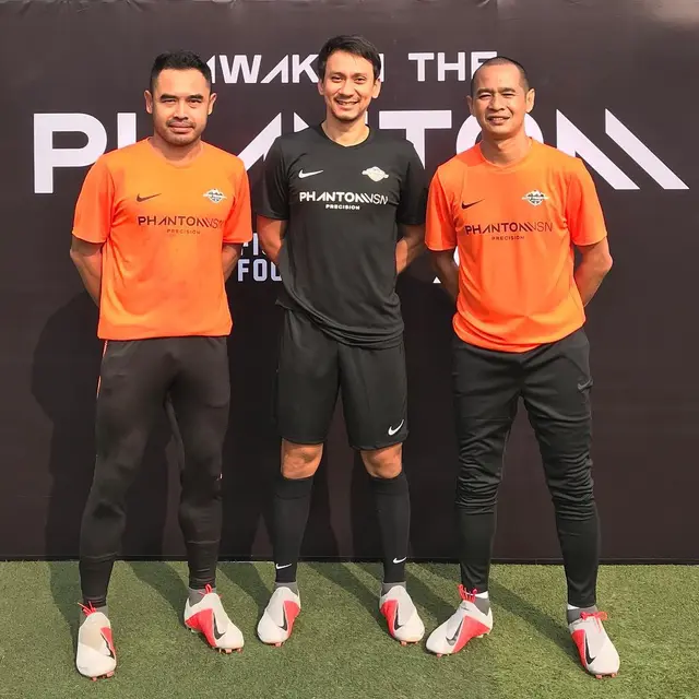 6 Pesona Vincent Rompies dalam Balutan Outfit Olahraga, Terlihat Maco dan Tampan di Lapangan