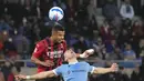 <p>Penyerang AC Milan, Junior Messias berebut bola dengan bek Lazio, Stefan Radu pada pertandingan lanjutan Liga Serie A Italia di Stadion Olimpiade Roma, Italia, Senin (25/4/2022). AC Milan menang tipis atas Lazio 2-1. (AP Photo/Andrew Medichini)</p>