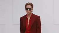 V BTS Tampil Merah Menyala di Show Celine Saat Paris Membara