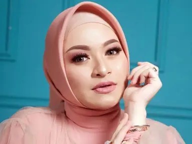 Mulai dari Kesha Ratuliu hingga Nathalie Holscher, berikut inspirasi model hijab yang cocok untuk wajah bulat. (Instagram/nathalieholscher).