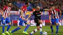 Aksi pemain Leverkusen, Javier Hernandez (tengah) saat melewati hadangan para pemain Atletico Madrid pada leg kedua Babak 16 Besar Liga Champions di Vicente Calderon stadium, Rabu (15/3/2017). Atletico lolos dengan agregat 4-2. (AP/Daniel Ochoa de Olza)