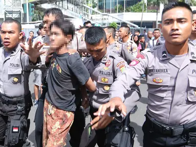 Polisi mengamankan sejumlah remaja saat Car Free Day di Jakarta, Minggu (2/10). Setidaknya empat remaja diamankan petugas karena melakukan tindakan penodongan dan pencopetan. (Liputan6.com/Angga Yuniar)