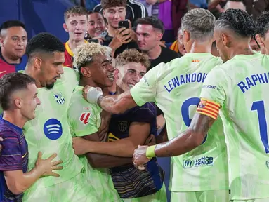 Pemain Barcelona merayakan gol ke gawang Levante pada jornada kedua La Liga 2025/2026 di Estadio Ciudad de Valencia, Minggu (24/8/2025) dini hari WIB. (AP Photo/Alberto Saiz)