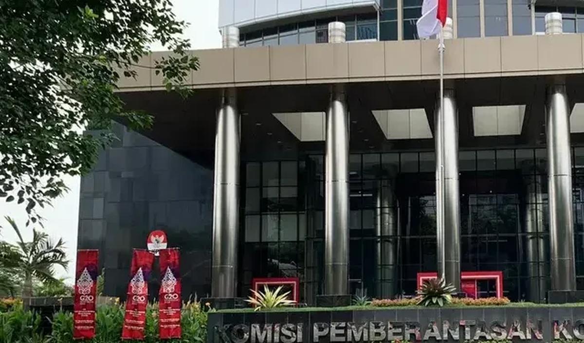 Sebelum menahan Kuncoro, KPK sudah lebih dahulu menahan dua tersangka lainnya yakni Direktur Komersial PT Bhanda Ghara Reksa (BGR) Persero periode 2018 - 2021 Budi Susanto (BS), dan Vice President Operasional PT BGR Persero periode 2018 - 2021 April Churn