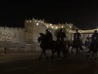 Petugas polisi Israel dengan menunggang kuda mengejar pemuda Palestina di dekat Gerbang Damaskus ke Kota Tua Yerusalem, selama bulan suci Ramadhan, Senin (19/4/2021). Polisi Israel bentrok dengan pengunjuk rasa Palestina, mengeluarkan meriam air dan kuda untuk membubarkan kerumunan. (AP Photo/Maya A