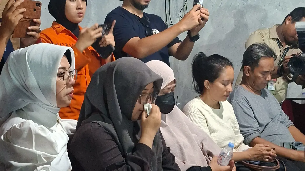 Keluarga menangis saat Basarnas hentikan pencarian lima jurnalis hilang kontak. (Liputan6.com/Rifqy Alief Abiyya)/