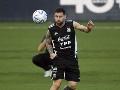 Timnas Argentina akan menghadapi dua laga uji coba dalam FIFA Matchday di Amerika Serikat, yaitu melawan Honduras dan Jamaika. Laga menghadapi Honduras yang akan berlangsung pada Sabtu (24/9/2022) pagi WIB dipastikan akan diperkuat oleh bintang Albiceleste, Lionel Messi, yang telah tiba di Amerika Serikat dan ikut bergabung dalam sesi latihan terakhir. Yuk intip aksi-aksinya. (AP/Michael Laughlin)