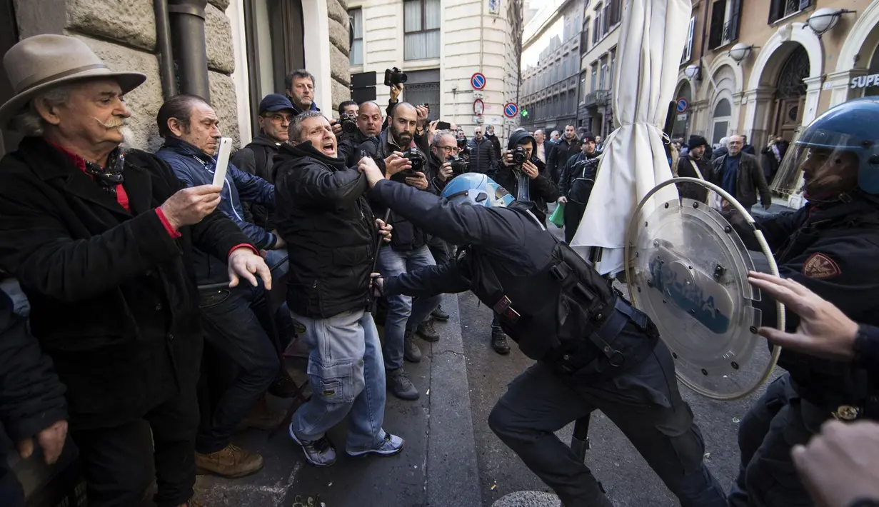 Sopir taksi terlibat bentrok dengan petugas saat berunjuk rasa di Roma, Italia, Selasa (21/2). Mereka memprotes undang-undang yang mendukung transportasi online Uber. (AP Photo / Alessandra Tarantino)