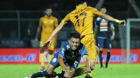 Dedik Setiawan (bawah) siap menghadapi keganasan stoper Sriwijaya FC di fase 8 besar Piala Presiden 2018. (Bola.com/Iwan Setiawan)