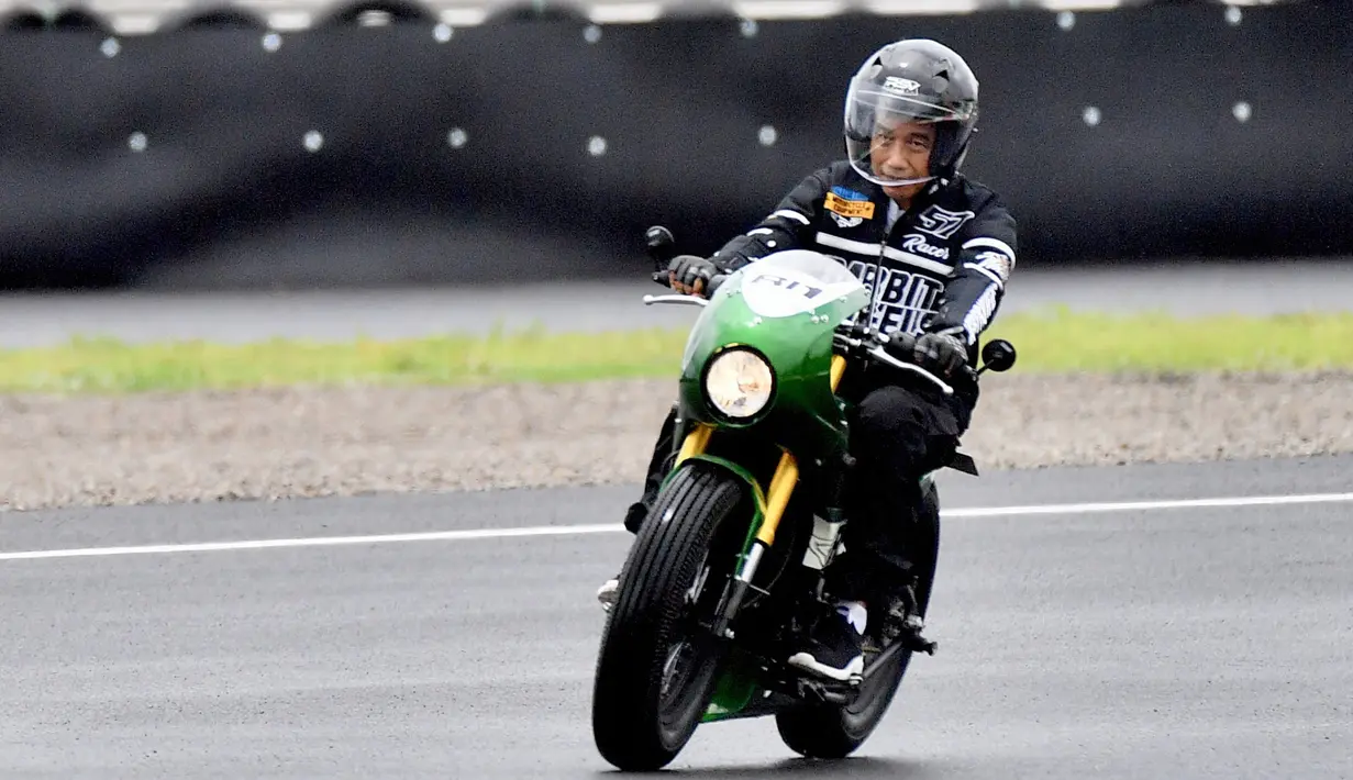 Presiden Indonesia Joko Widodo mengendarai sepeda motornya sebelum digunakan untuk pertama kalinya untuk acara balap WSBK di sirkuit Mandalika yang baru selesai pada 19 November -21. (AFP/Istana Kepresidenan/Agus Suparto)