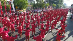 Sebanyak 24.000 peserta meramaikan Joged Bareng Goyang Semarangan memeriahkan HUT ke 472 Kota Semarang di Jalan Pemuda, Semarang, Kamis (2/5/2019). Joged Bareng Tari Semarangan diikuti para ASN pemkot, TNI/Polri hingga pelajar. (Liputan6.com/Gholib)