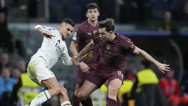 Dani Ceballos berebut bola dengan Nico Gonzalez dalam laga Real Madrid vs Manchester City di Liga Champions 2024/2025, Kamis (20/2/2025) dini hari WIB. (c) AP Photo/Bernat Armangue