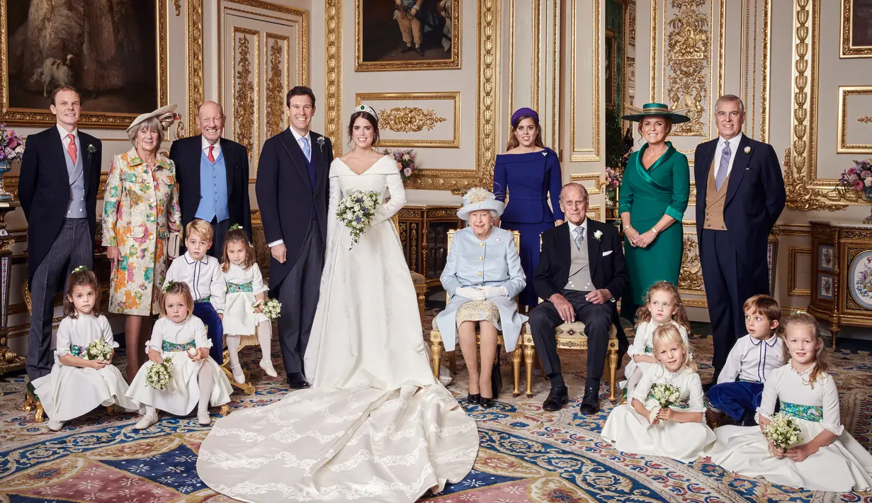 Gambar yang dirilis Istana Kensington pada 13 Oktober 2018, foto pernikahan Putri Eugenie dan Jack Brooksbank di Windsor Castle, Inggris. Putri Eugenie berfoto bersama keluarga inti dan pengiring pengantin ciliknya. (Alex Bramall/Buckingham Palace via AP)