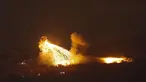 Foto yang diambil dari Israel utara, di sepanjang perbatasan dengan Lebanon selatan, pada 30 September 2024 ini menunjukkan kebakaran setelah pengeboman Israel di sebuah wilayah di Lebanon selatan. (Jalaa MAREY/AFP)