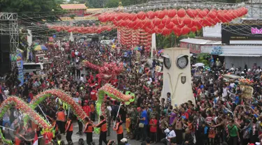 Ribuan warga memadati Pasar Gede Solo untuk menyaksikan Grebeg Sudiro, Minggu (31/1/2016).Grebeg Sudiro di selenggarakan untuk menyambut tahun baru Imlek. (Foto: Boy Harjanto)