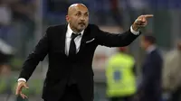 Pelatih AS Roma, Luciano Spalletti, memberikan arahan kepada anak asuhnya saat pertandingan melawan  Inter Milan pada laga lanjutan Seria A di Stadion Olympic, Roma (30/05/2017). Luciano Spalletti resmi melatih Inter Milan. (AP/Andrew Medichini)