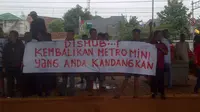 Puluhan sopir Metro Mini demo (Moch Harun Syah/Liputan.com)