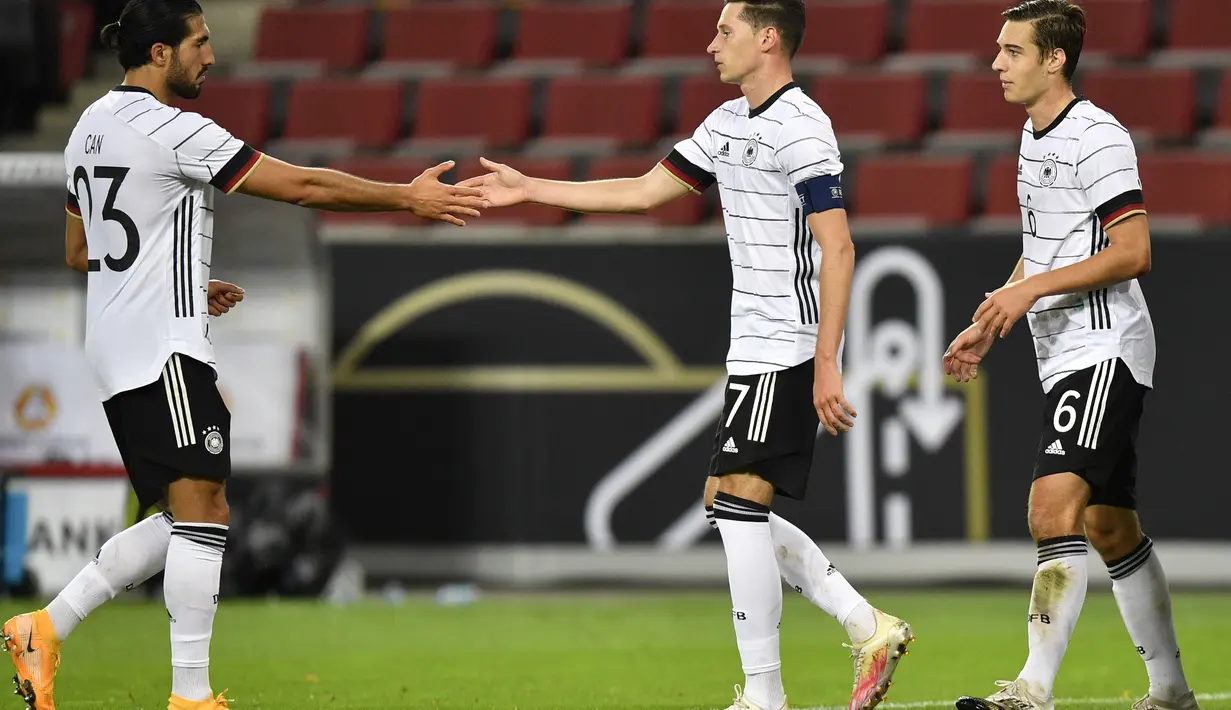 Gelandang Jerman, Julian Draxler (tengah) berselebrasi dengan rekan-rekannya usai mencetak gol ke gawang Turki pada pertandingan persahabatan di Stadion RheinEnergie, Cologne, Kamis  (8/10/2020). Jerman bermain imbang 3-3 atas Turki. (AP Photo/Martin Meissner)