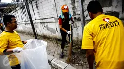 Karyawan dan relawan Artha Graha Peduli membersihkan sampah di kawasan Jakarta Pusat, (21/02). Peringatan bersih sampah nasional sebagai bentuk dukungan terhadap  pemerintah dalam mendorong Indonesia bebas sampah pada 2020. (Liputan6.com/Fery Pradolo)
