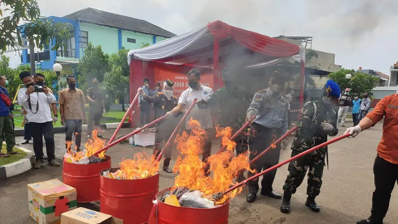 Kejari Garut Neva Sari Susanti bersama perwakilan forkopimda Garut lainnya, melakukan pemusnahan barang bukti kejahatan, hasil putusan pengadilan medio Agustus 2021-Januari 2022 di halaman belakang Kantor Kejari Garut.