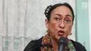 Budayawati, Sukmawati Soekarnoputri memberi keterangan pers di kawasan Cikini, Jakarta, Rabu (4/4). Sukmawati Soekarnoputri meminta maaf atas karya puisi miliknya yang berjudul "Ibu Indonesia", kepada umat Islam di Indonesia.(Liputan6.com/Herman Zakharia)