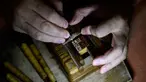 Pembuat stempel tinta tradisional Takahiro Makino, 44, mengukir karakter pada saputangan di Tokyo pada 9 Oktober 2020. Hanko atau stempel tinta tradisional digunakan untuk menandatangani segala sesuatu mulai dari tanda terima pengiriman hingga sertifikat pernikahan di Jepang. (Philip FONG/AFP)