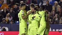 Para pemain Barcelona merayakan gol ke gawang Levante pada laga La Liga di Stadion Ciudad de Valencia, Valencia, Minggu (16/12/2018). (AFP/Jose Jordan)