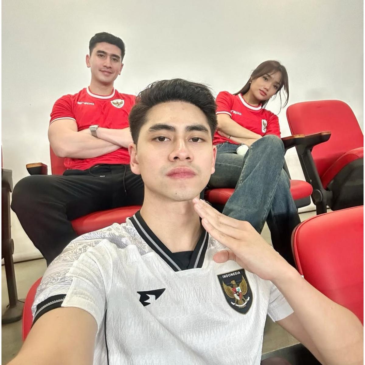 Makin Lengket, Potret Fuji & Verrell Bramasta Kompak Nobar Timnas Indonesia Vs China di GBK