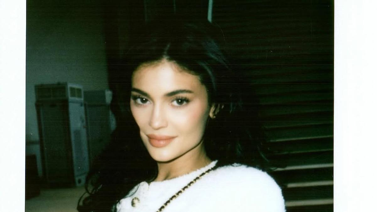 6 Gaya It Girl Kylie Jenner Tampil Serba Tweed di Chanel SS25 Show Paris