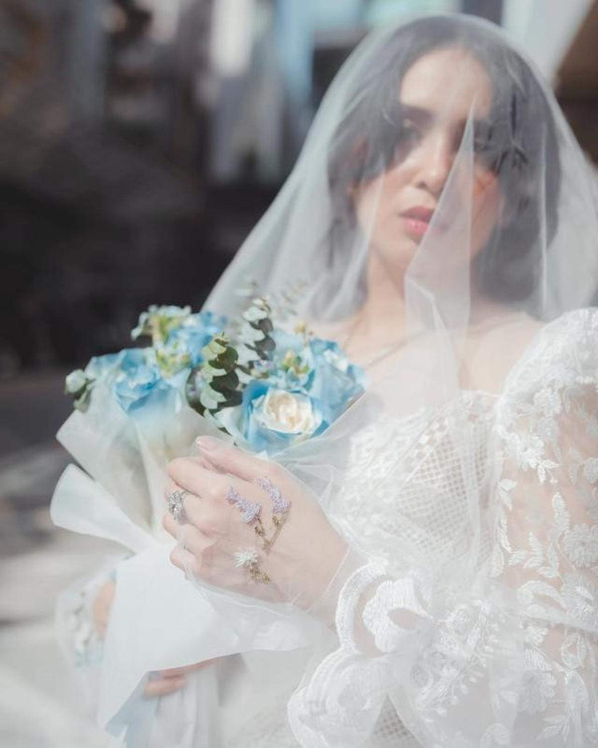 6 Potret Busana Nikah Ayushita dan Gerald Situmorang, Modern-Vintage Penuh Romansa