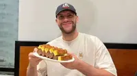 Maarten Paes Kunjungi Restoran Bali di Amerika, Promosikan Makanan Indonesia dari Soto sampai Lapis Surabaya