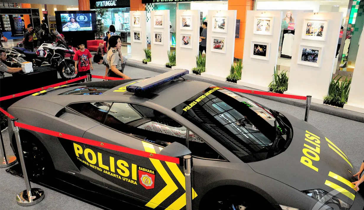 Pameran ini diselenggarakan untuk menyambut Hari Bayangkara ke 68, Mal Kelapa Gading, Jakarta, Selasa (24/6/2014) (Liputan6.com/Faizal Fanani)