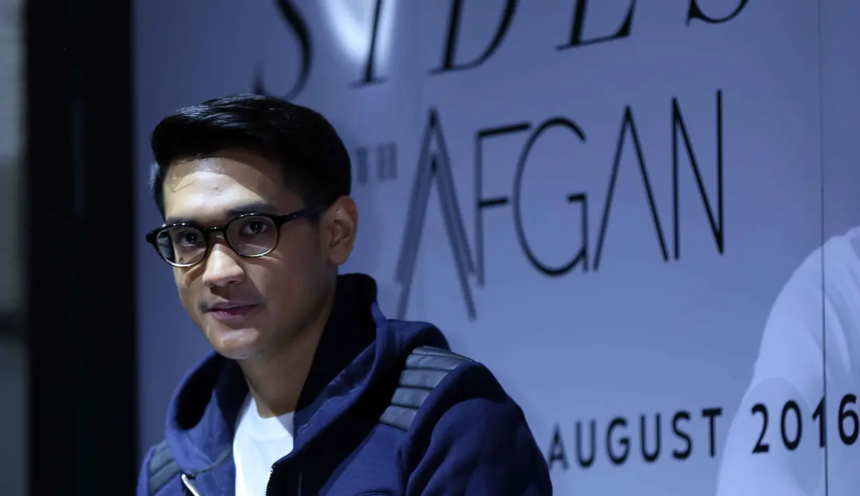 Penyanyi solo Afgansyah Reza kembali menghadirkan karya terbaiknya. Kali ini, Afgan mengeluarkan album keempatnya bertajuk Sides. Dalam albumnya, ia menggambarkan jati dirinya. (Nurwahyunan/Bintang.com)