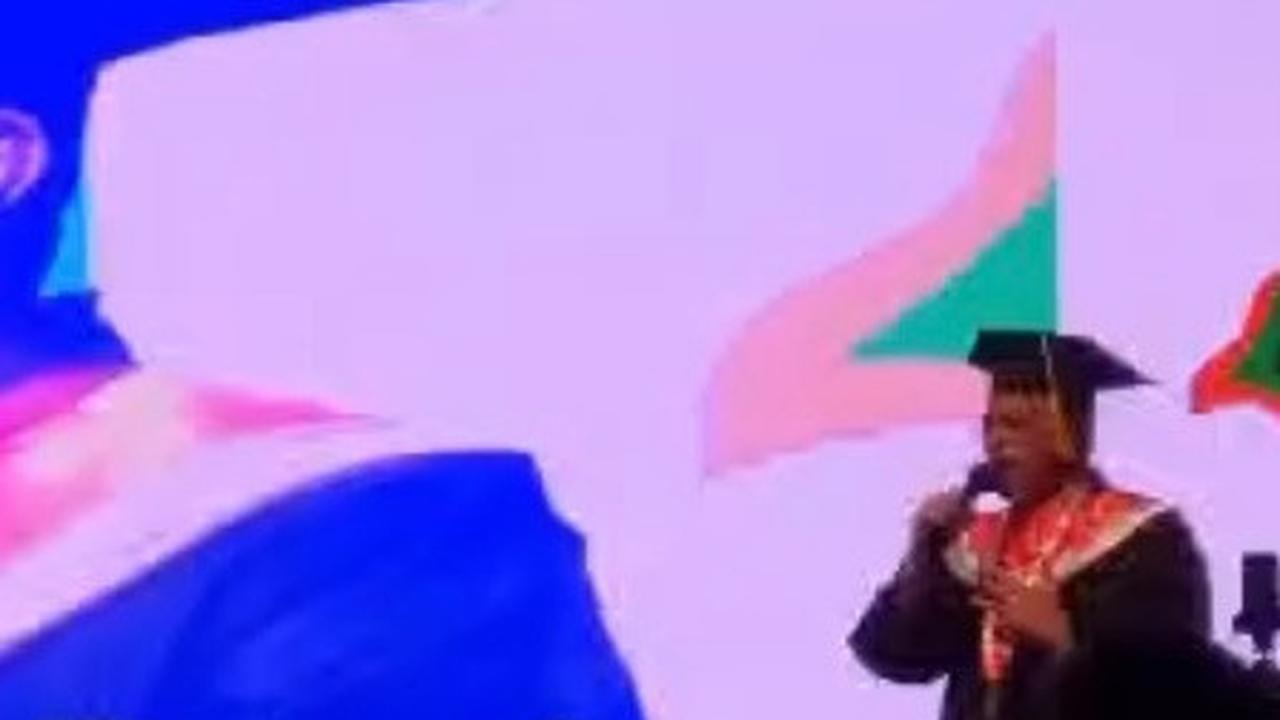 Sahrul Gunawan juga tampil di momen wisudanya. Ia tampak bernyanyi di acara tersebut.&nbsp;