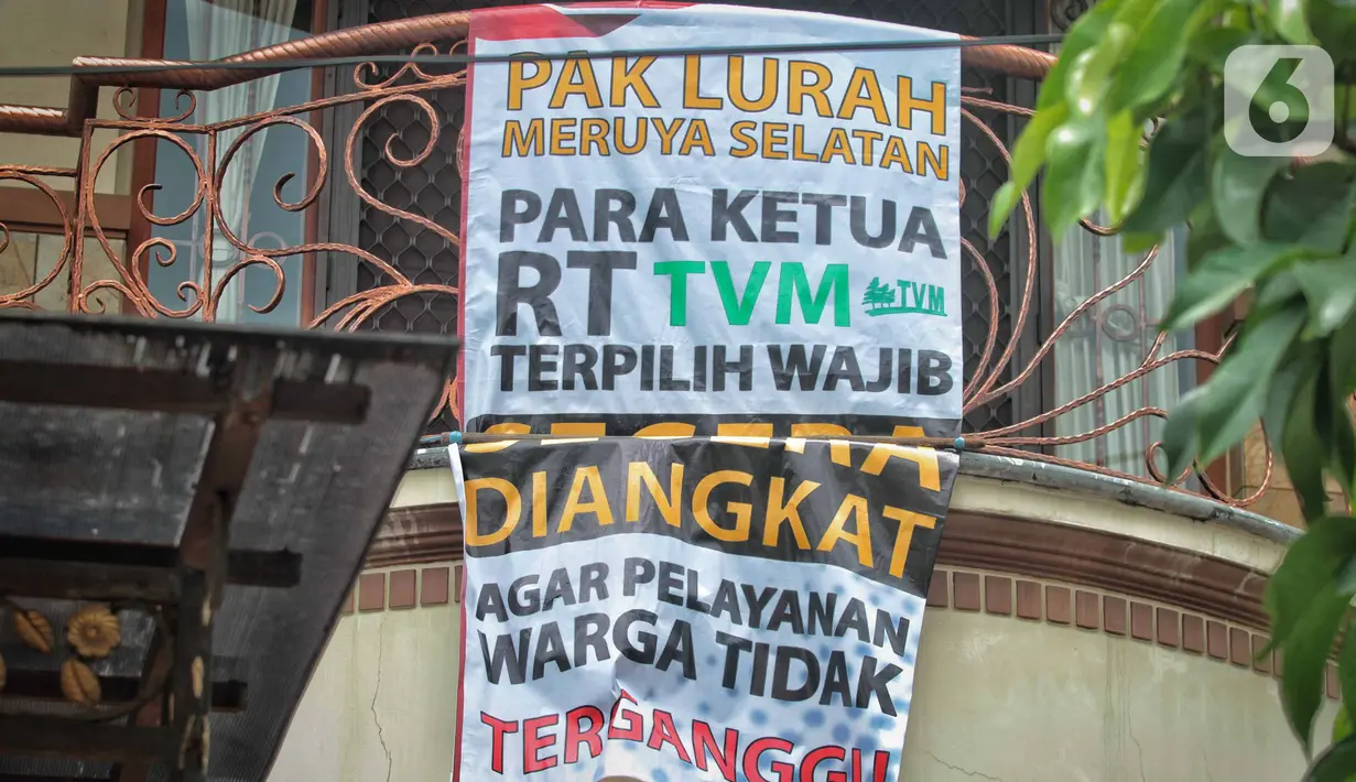 Spanduk meminta pelantikan RT di Meruya di Perumahan TMV Meruya Selatan, Kembangan, Jakarta Barat, Sabtu (26/2/2022). Spanduk berisikan tuntutan warga karena lambatnya Pemprov DKI untuk segera pihak kelurahan Meruya Selatan melantik RT terpilih sejak November 2021. (Liputan6.com/Faizal Fanani)
