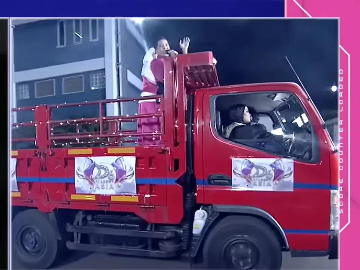 Mimi Rattana Nyetir Truk Tronton