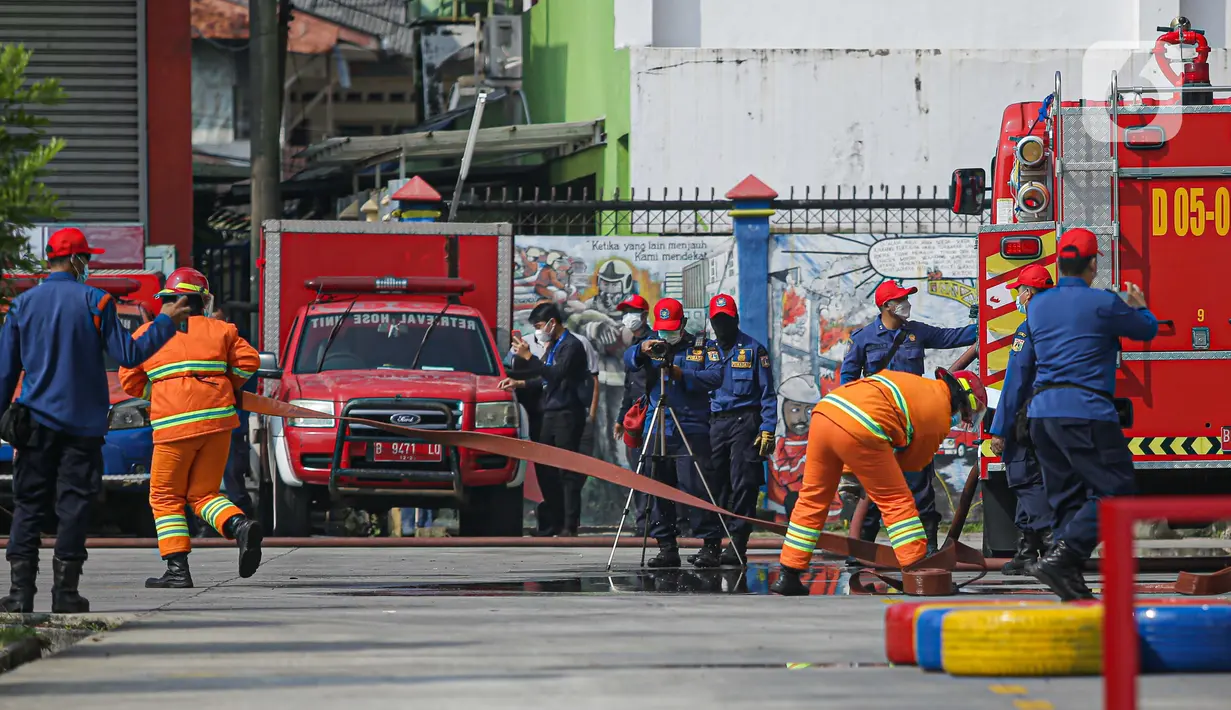 Petugas pemadam kebakaran melakukan simulasi penyelamatan saat kompetisi Fire Safety Challenge di Kantor Dinas Penanggulangan Kebakaran dan Penyelamatan Pemprov DKI Jakarta, Rabu (2/6/2021). Kompetisi ini diselenggarakan selama tiga hari. (Liputan6.com/Faizal Fanani)