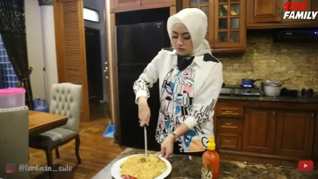 6 Momen Nathalie Holscher Bikin Makanan Buat Ferdi, Rela Masak Jam 1 Malam
