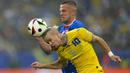 Striker Timnas Ukraina, Mykhailo Mudryk (depan) berebut bola dengan bek Timnas Slovakia, Denis Vavro pada laga matchday kedua Grup E Euro 2024 di Merkur Spiel-Arena, Dusseldorf, Jerman, Jumat (21/6/2024). (AP Photo/Martin Meissner)