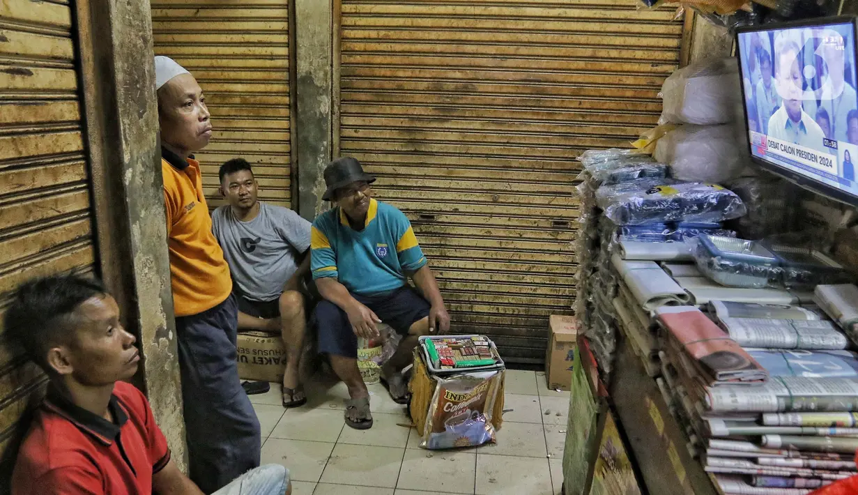 Sejumlah pedagang pasar nonton bareng debat perdana calon presiden Pemilihan Presiden (Pilpres) 2024 yang diselenggarakan oleh Komisi Pemilihan Umum (KPU) di Pasar Kebayoran Lama, Jakarta, Selasa (12/12/2023). (Liputan6.com/Angga Yuniar)