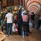 Orang-orang berbelanja di Spice Bazaar yang bersejarah di distrik Eminonu di Istanbul, Turki (13/7/2019). Spice Bazaar adalah salah satu bazaar terbesar di kota tersebut. (AFP Photo/Ozam Kose)