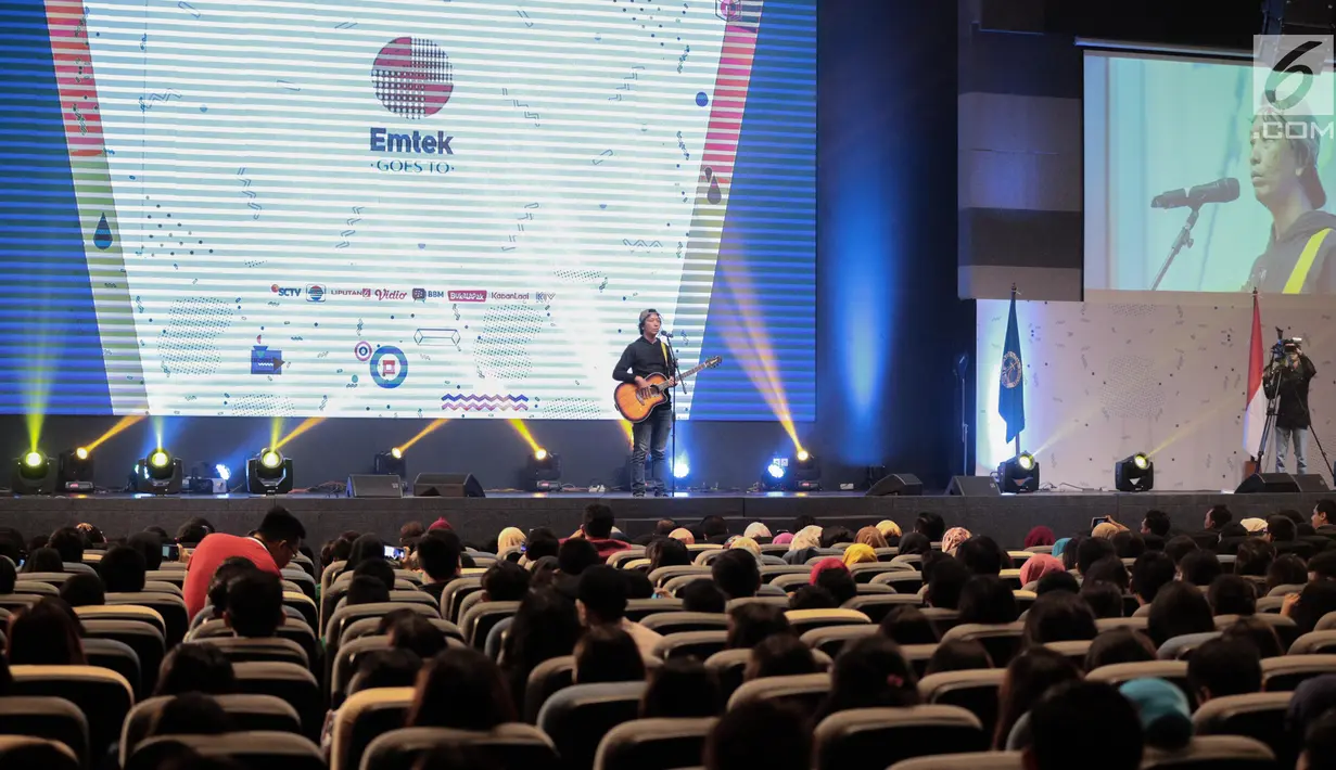 Cak Blangkon saat menghibur peserta Emtek Goes to Campus (EGTC) 2018 di Universitas Kristen Petra Surabaya, Jawa Timur, Kamis (15/11). EGTC juga menjadi ajang berbagi pengetahuan antar praktisi untuk para mahasiwa. (Liputan6.com/Faizal Fanani)