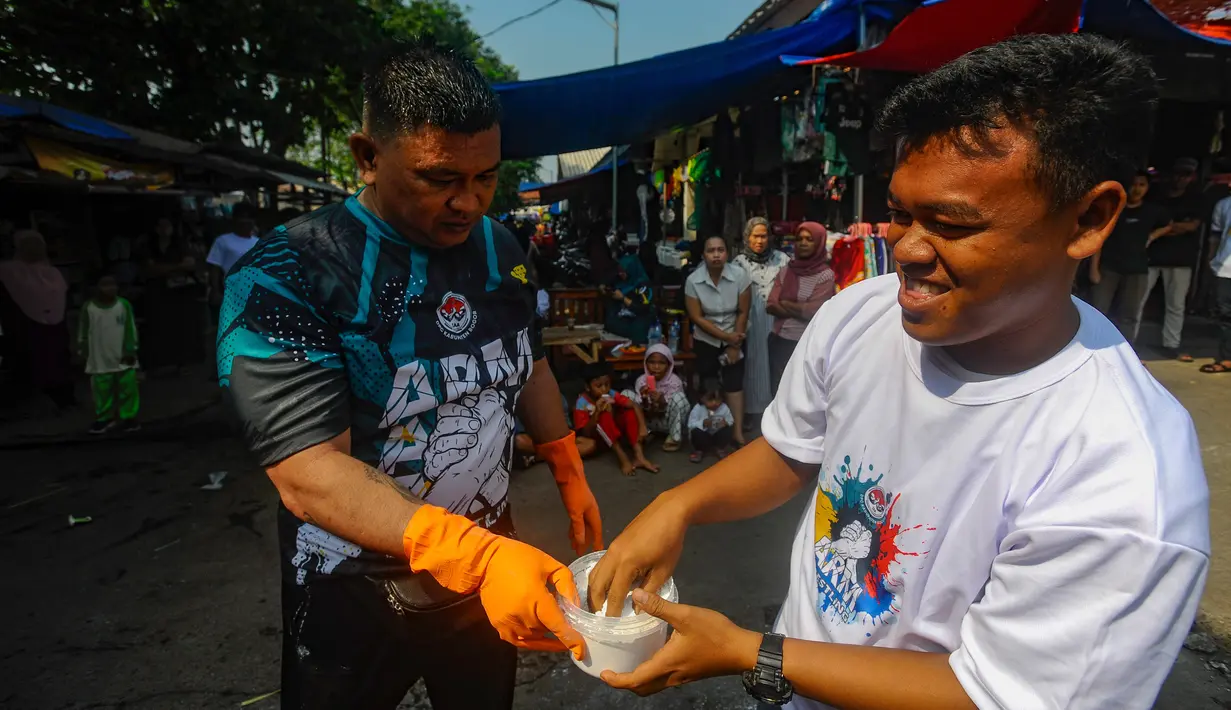 Lomba panco ini diikuti puluhan pedagang dan pengunjung pasar dalam rangka meramaikan pasar tradisional. (merdeka.com/Arie Basuki)