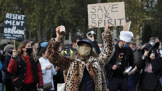 Para pekerja perhotelan melakukan protes di Parliament Square, London, Inggris, Senin (19/10/2020). Para pekerja perhotelan berdemonstrasi di luar Parlemen menentang pembatasan COVID-19 yang lebih ketat dan jumlah dukungan finansial dari pemerintah kepada industri. (AP Photo/Frank Augstein)
