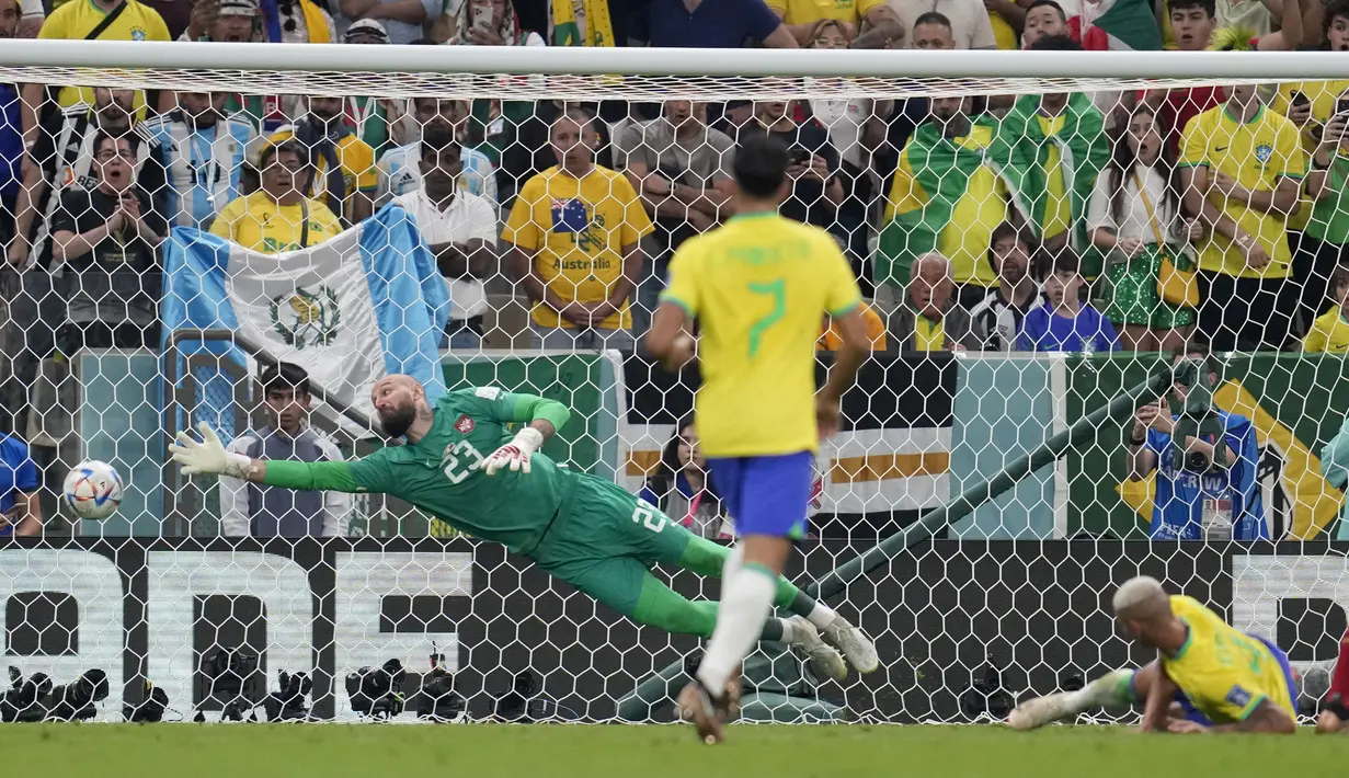 Kiper Serbia Vanja Milinkovic-Savic (kiri) gagal menyelamatkan gawang dari tembakan penyerang Brasil Richarlison  pada laga perdana Grup G Piala Dunia 2022 Qatar di Lusail Stadium, Jumat (24/11/2022) dini hari WIB. Richarlison menjadi bintang pada laga ini dengan dua gol yang ia ciptakan. (AP Photo/Natacha Pisarenko)