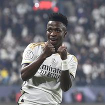 Pemain Real Madrid, Vinicius Junior melakukan selebrasi setelah mencetak gol ke gawang Barcelona pada laga final Piala Super Spanyol di Stadion King Saud University, Riyadh, Arab Saudi Senin (15/1/2024) dini hari WIB. Real Madrid menang dengan skor 4-1. (AP Photo)