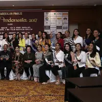 Ketua dewan pembina YPI Putri K Wardani bersama Menteri Pariwisata, Arief Yahya serta para 38 finalis berfoto bersama seusai pemberian pembekalan kepada finalis Puteri Indonesia 2017 di Jakarta, Jumat (24/3/17). Foto: Herman Zakharia/ Liputan6.com.