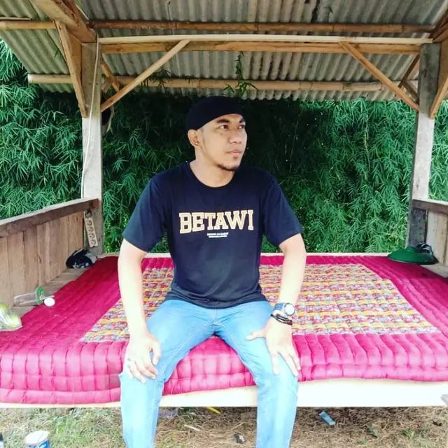 9 Potret Suami Mpok Alpa yang Selalu Setia Mendampingi