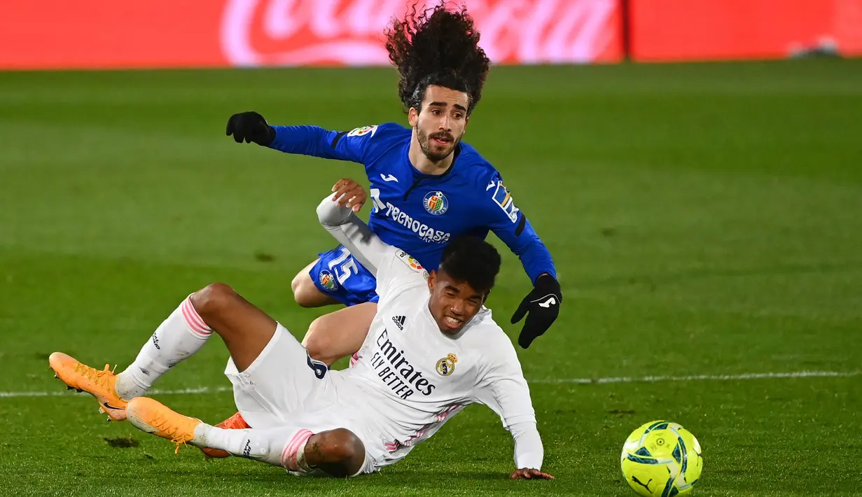 Gelandang Real Madrid, Marvin Park (depan) dan bek Getafe, Marc Cucurella terjatuh usai perebutan bola dalam laga Pajutan Liga Spanyol 2020/21 pekan ke-22 di Alfredo di Stefano Stadium, Selasa (9/2/2021). Real Madrid menang 2-0 atas Getafe. (AFP/Gabriel Bouys)