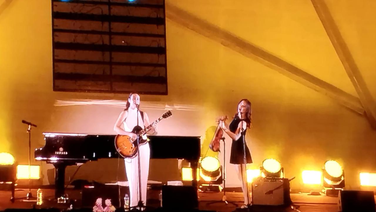 Laufey Tutup Aksinya di Java Jazz 2024 Hari Pertama dengan Ajak ...